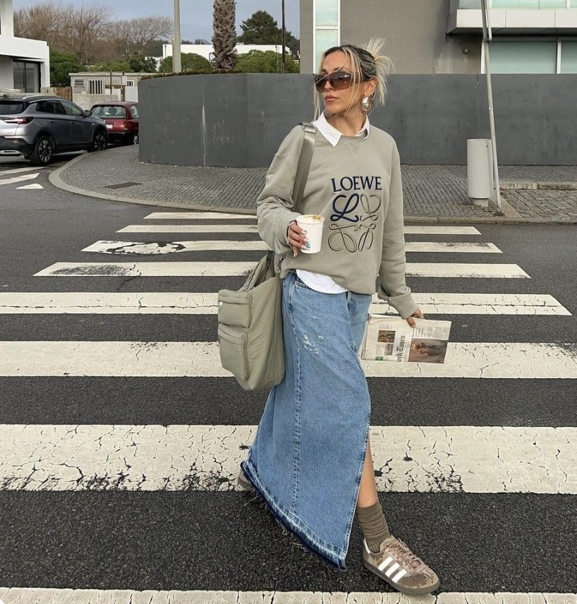  A Glimpse into Urban Chic: Denim Maxi Skirt Street Style Trends Unveiled